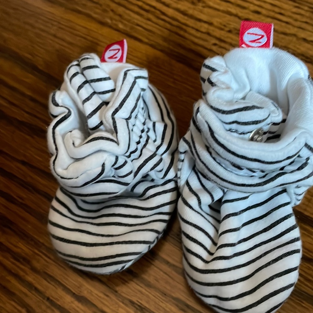 Zutano baby booties, 6mos, black and white stripe